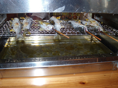 鮎の塩焼き準備中
