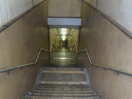 東大手駅長い階段
