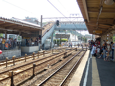 聚楽園駅に集まるファン2