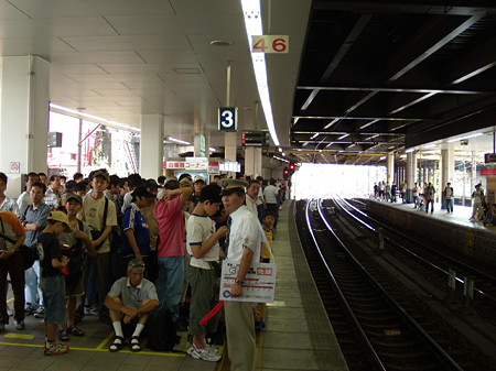 金山駅展望席待ち客