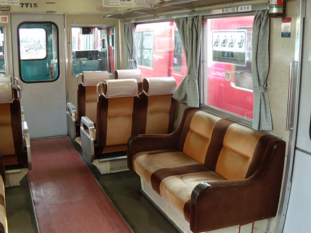7715Fクロスシートとロングシート