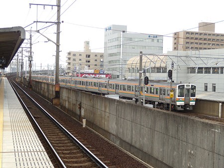 211系@大曽根駅名鉄ホーム