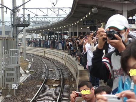 パノラマカーにカメラを向けるファン