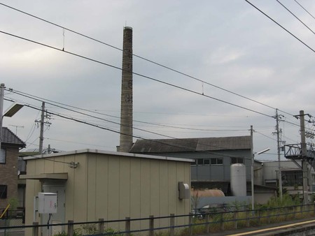 萩原駅から見える茶松染色煙突