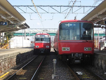 苅安賀駅で行われる離合
