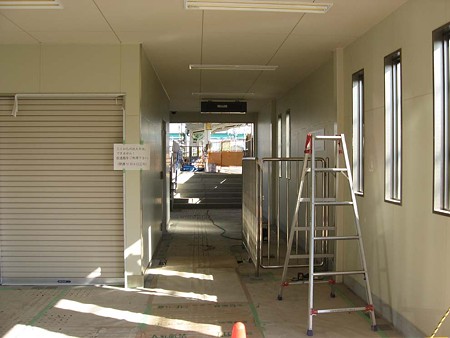 苅安賀駅工事中の改札口一宮方