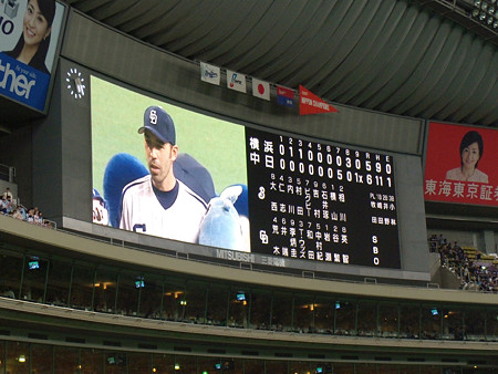 試合終了スコアボードと和田ヒーローインタビュー