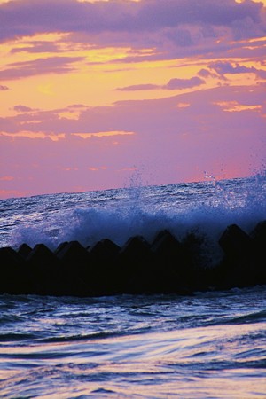 日本海の夕焼けと荒波