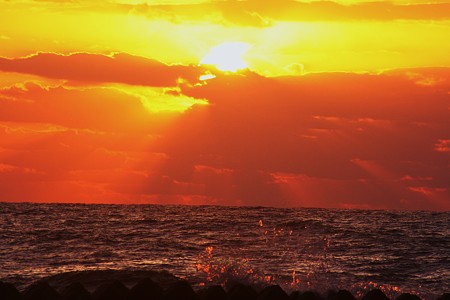 日本海の夕日と荒波