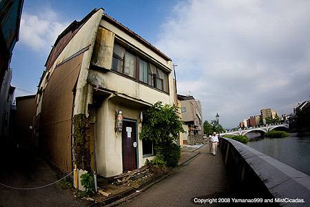 河川沿いの床屋さん
