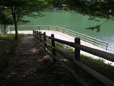 湖面へ続く階段