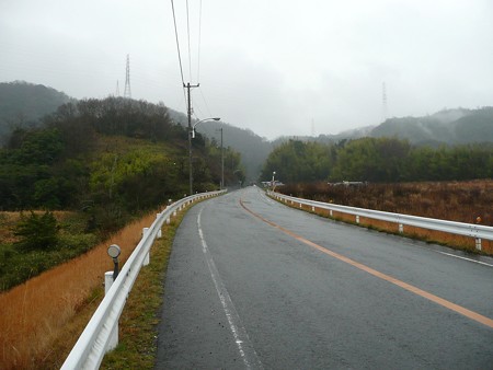 新童学寺トンネルへ続く道