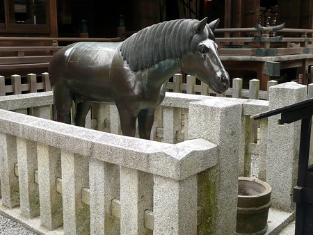 三穂津姫社横の馬像