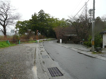 丈六寺 一の門前