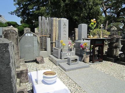 土方歳三墓前