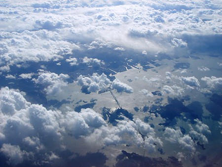 飛行機から瀬戸内海　瀬戸大橋かな？