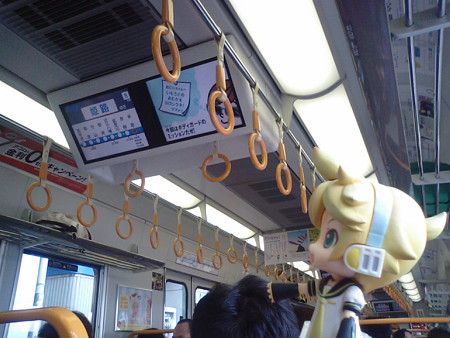 なんとか座れたー(><;) レン:「225系の電車って、中吊り広告の位置...