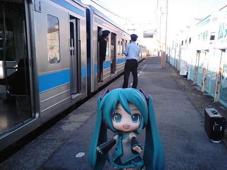 観音寺駅に停車。高松からきた後ろの2両が、観音寺駅で切り落とされ...