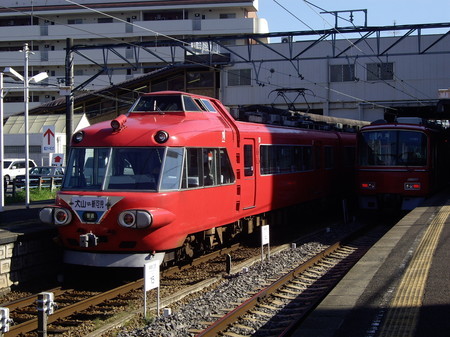 7009F[新可児⇔犬山](右はC4+V2回送で開放されたV2)