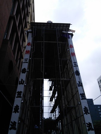 05_呉服町のまだ建設中の飾り山140624