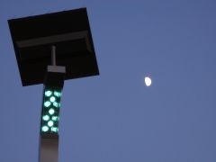 街灯と月