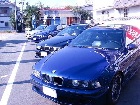 松の屋　駐車場にて