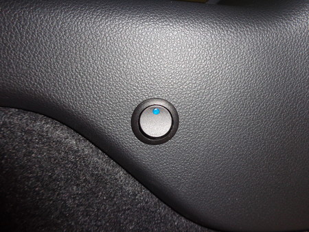 Ｎ－ＢＯＸ　エンブレムＬＥＤ取付　スイッチ取付