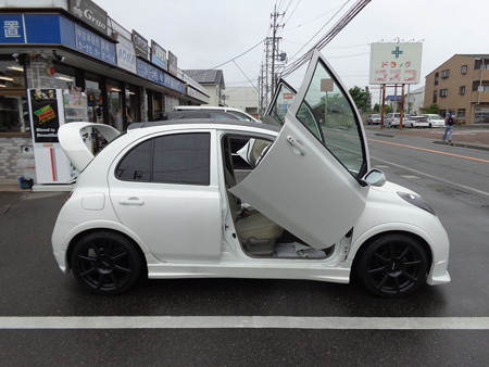 マーチ　神奈川県　ガルウイング取付　横